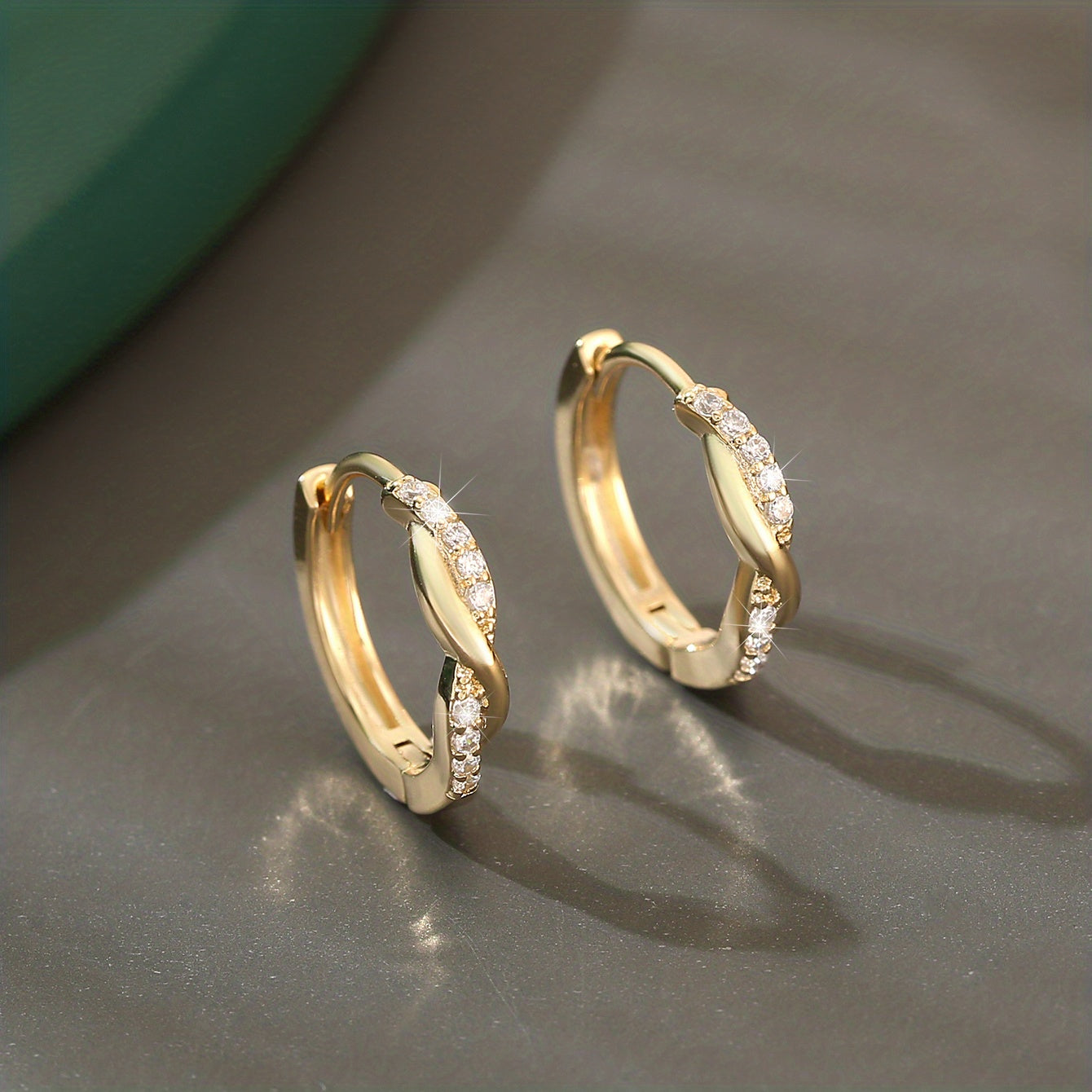 Lunarya | Vrouwen elegante gedraaide oorringen met zirkonia | Goudgeel