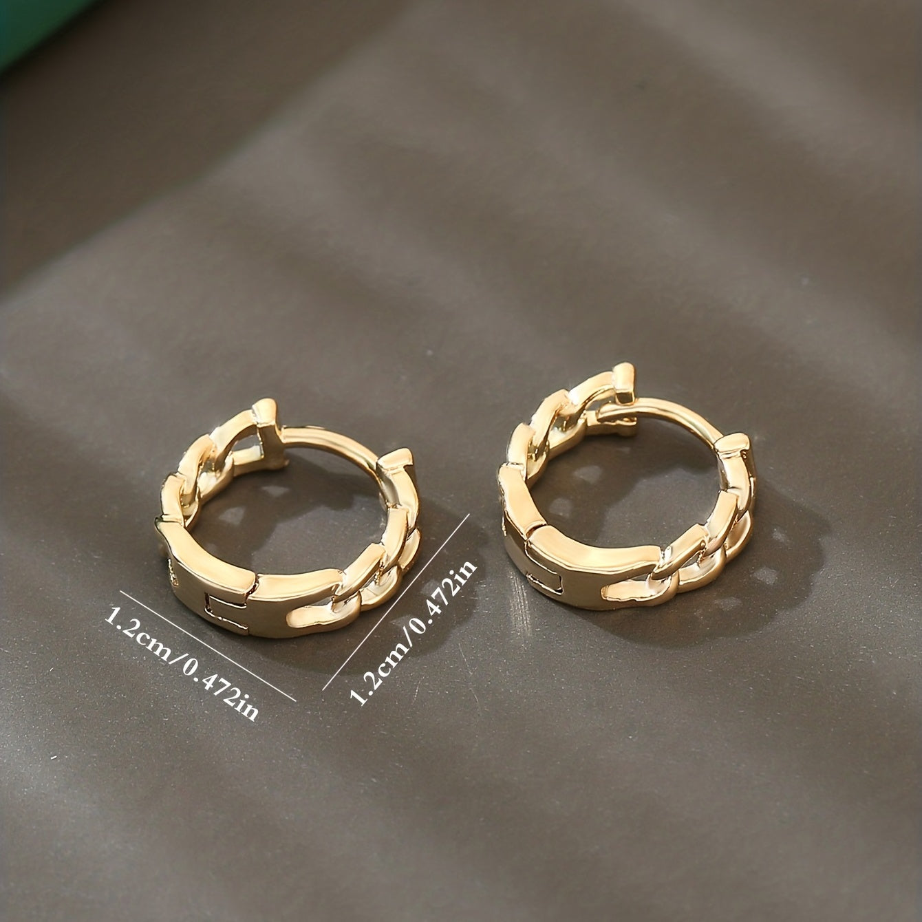Lunarya | Vrouwen elegante gedraaide oorringen met zirkonia | Goudgeel