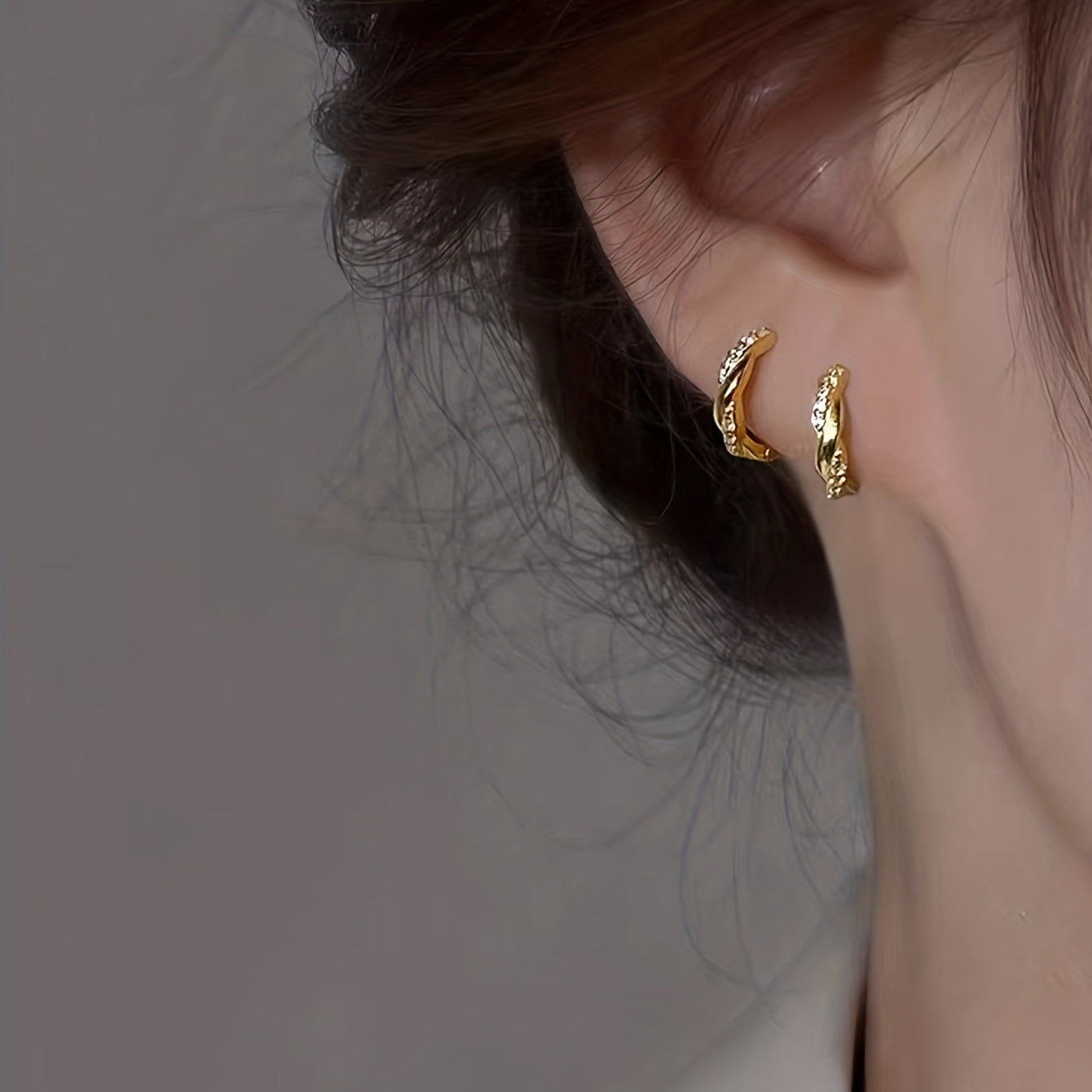 Lunarya | Vrouwen elegante gedraaide oorringen met zirkonia | Goudgeel