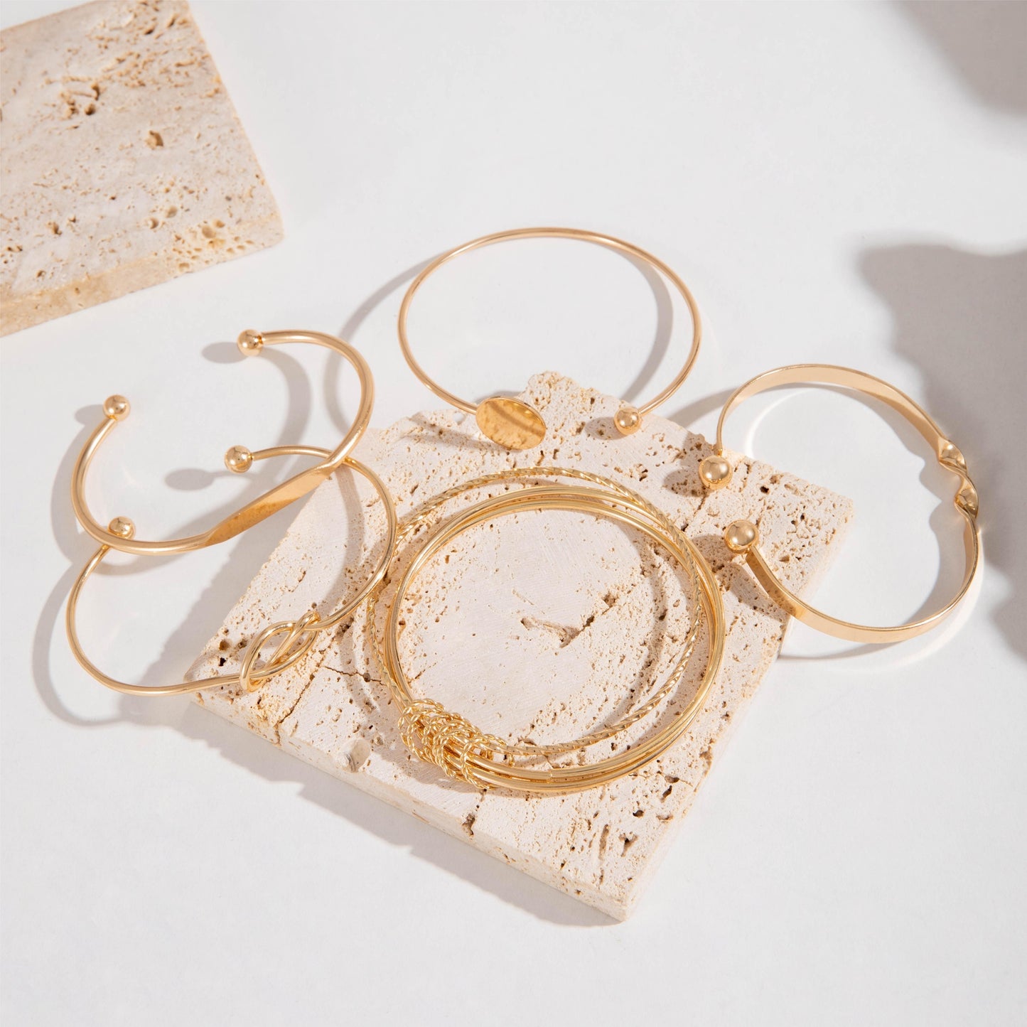 Amelise | Vrouwen minimalistische armbanden set met glanzende geometrie | Goud