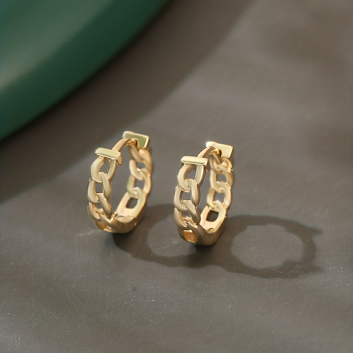 Lunarya | Vrouwen elegante gedraaide oorringen met zirkonia | Goudgeel