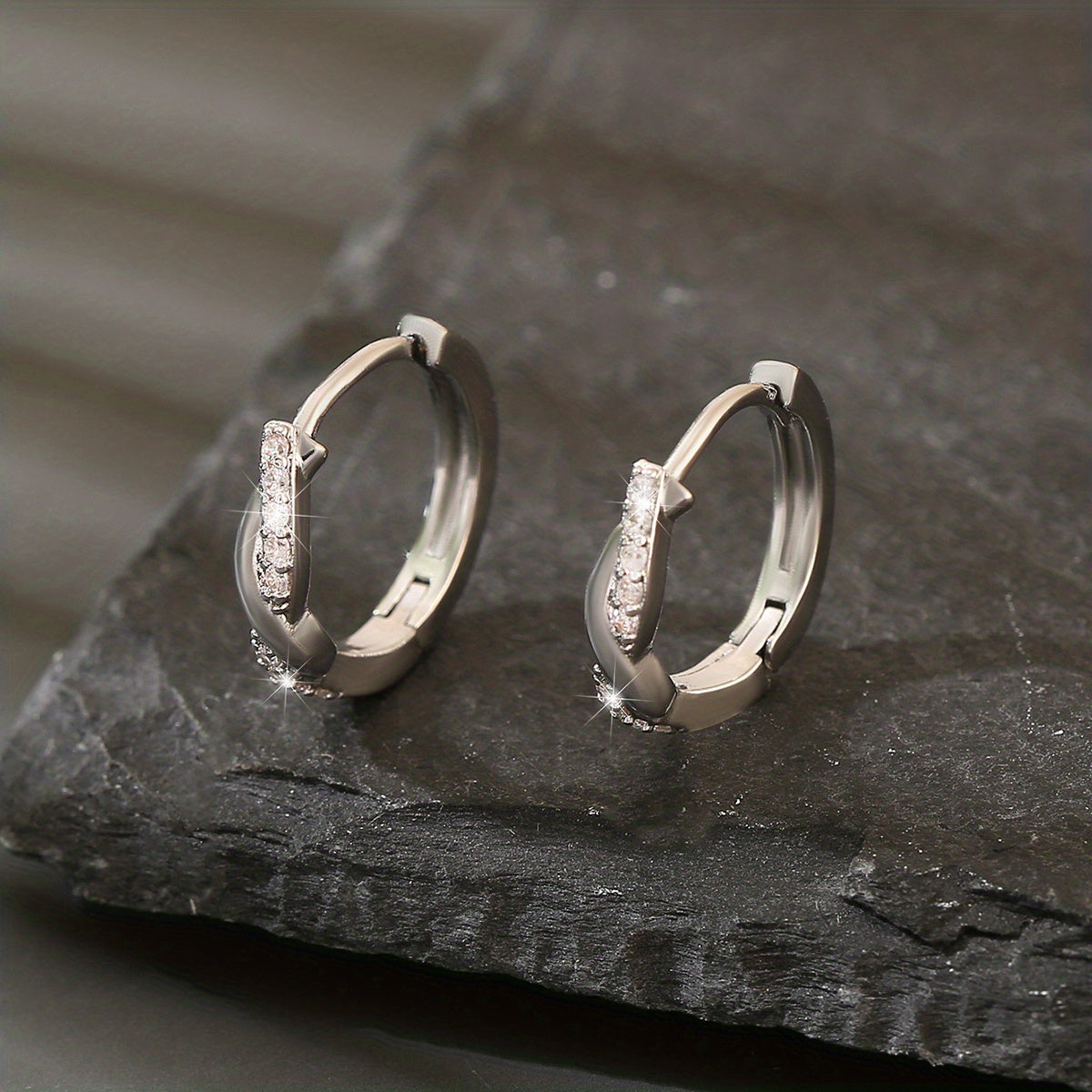 Lunarya | Vrouwen elegante gedraaide oorringen met zirkonia | Goudgeel