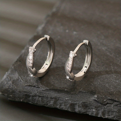 Lunarya | Vrouwen elegante gedraaide oorringen met zirkonia | Goudgeel