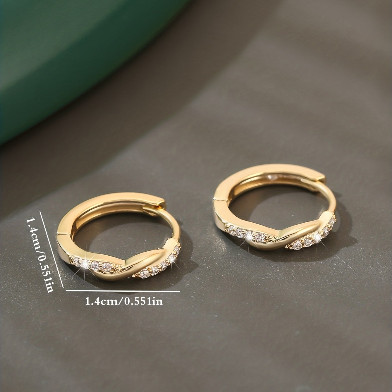 Lunarya | Vrouwen elegante gedraaide oorringen met zirkonia | Goudgeel