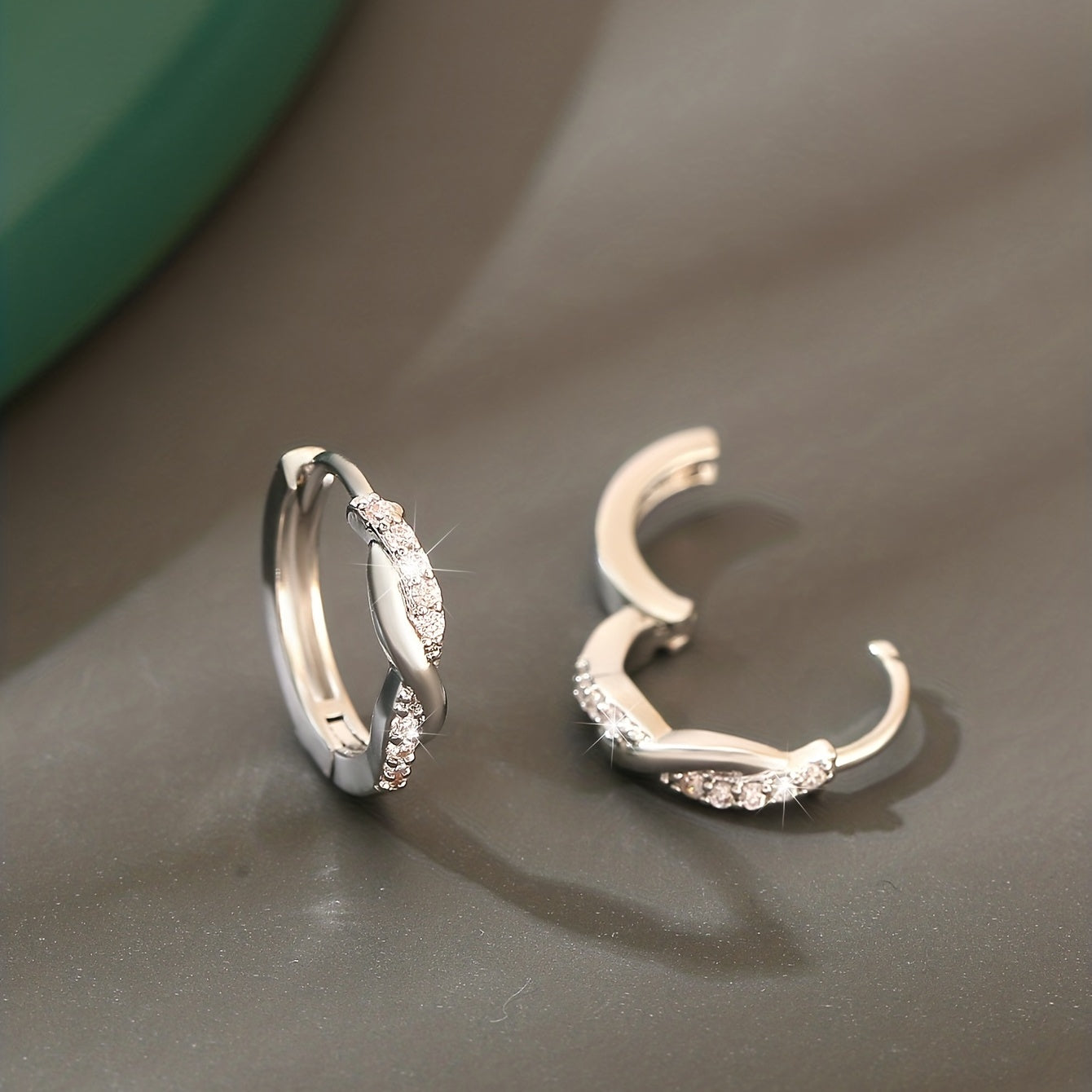 Lunarya | Vrouwen elegante gedraaide oorringen met zirkonia | Goudgeel