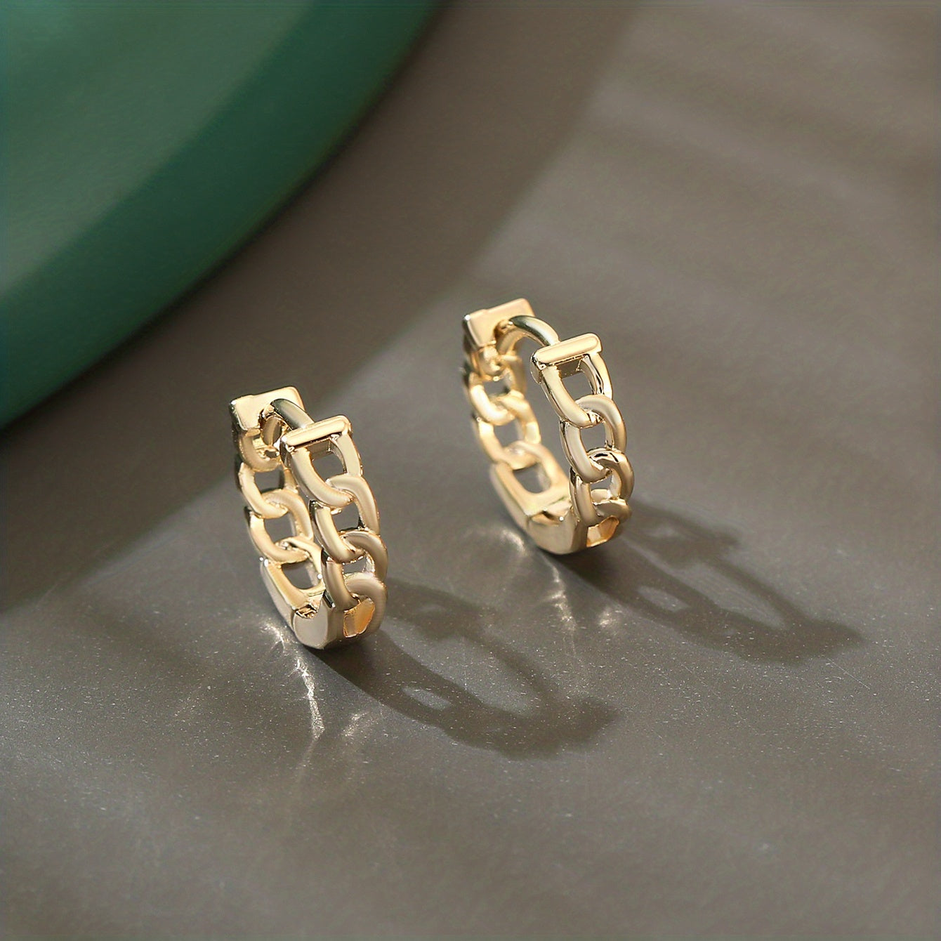 Lunarya | Vrouwen elegante gedraaide oorringen met zirkonia | Goudgeel
