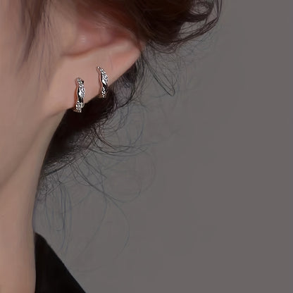 Lunarya | Vrouwen elegante gedraaide oorringen met zirkonia | Goudgeel